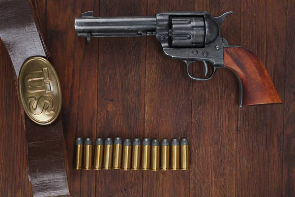 Antiguo revólver con cartuchos y cinturón de soldado del Ejército de los Estados Unidos con hebilla — Foto de Stock