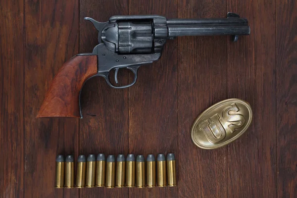 Antiguo revólver con cartuchos y cinturón de soldado del Ejército de los Estados Unidos con hebilla — Foto de Stock