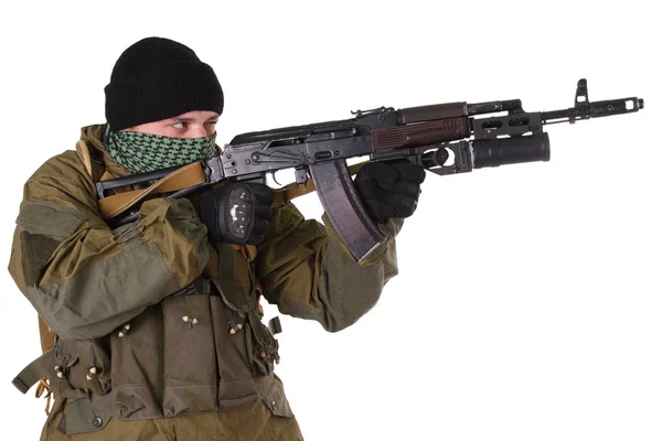 Proruský milicionář s puškou Kalašnikov AK-47 s podhlavním granátem — Stock fotografie