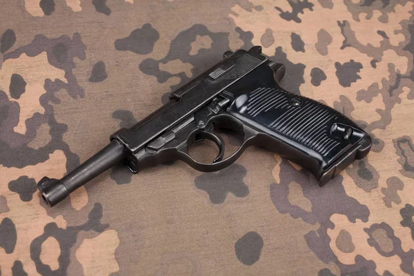 Guerra Mundial era nazi ejército alemán pistola semiautomática de 9 mm — Foto de Stock