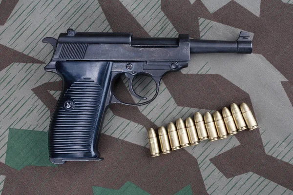 Guerra Mundial era nazi ejército alemán pistola semiautomática de 9 mm con munición — Foto de Stock