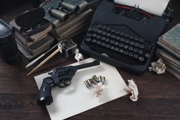 犯罪フィクションの物語を書く-古いレトロなヴィンテージタイプライターと弾薬、本、白紙、古いインクペンで回転銃 — ストック写真