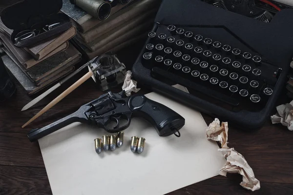 Krimischreiben - alte Retro-Oldtimer-Schreibmaschine und Revolverpistole mit Munition, Büchern, Blankopapier, altem Tintenstift — Stockfoto