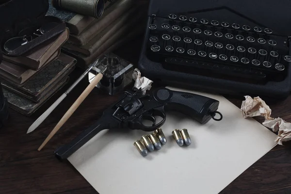 Γράφοντας μια ιστορία εγκληματικής φαντασίας - παλιά ρετρό γραφομηχανή εποχής και περίστροφο όπλο με πυρομαχικά, βιβλία, λευκό χαρτί, παλιό στυλό μελάνι — Φωτογραφία Αρχείου