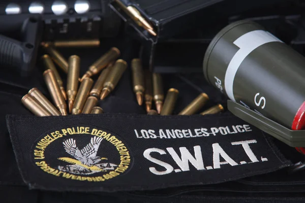 6 de fevereiro de 2018 - O emblema da Equipe Especial de Armas e Táticas do Departamento de Polícia de Los Angeles com arma e munições em uiniforme preto — Fotografia de Stock