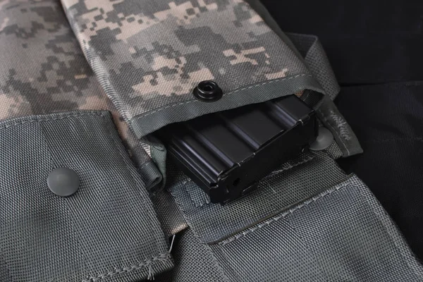 Speciale wapens en tactieken team wapen, munitie en uitrusting op zwart uniform — Stockfoto