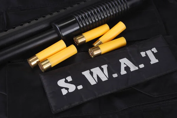 Armas especiais e táticas arma da equipe, munições e equipamentos em uniforme preto — Fotografia de Stock