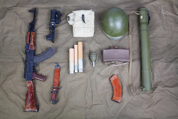 Kalaschnikow ak 47 mit Munition auf Leinwand — Stockfoto