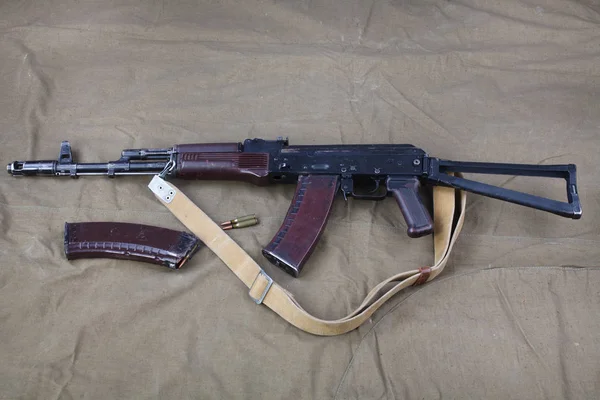 Kalashnikov AK 74 con municiones sobre lienzo — Foto de Stock