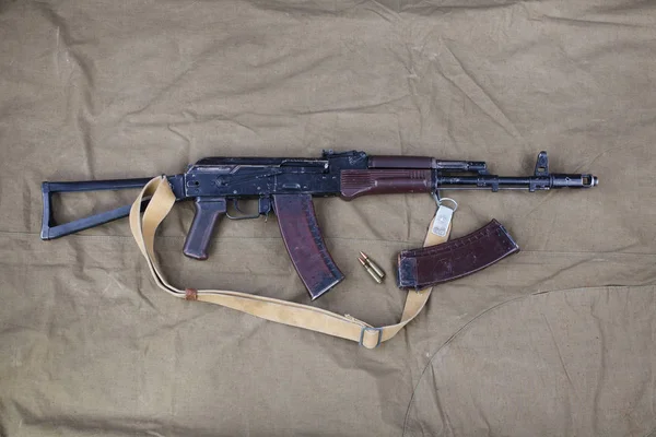 Kalashnikov AK 74 con municiones sobre lienzo — Foto de Stock