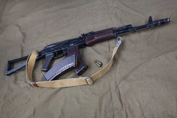 Kalashnikov AK 74 met munitie op doek — Stockfoto