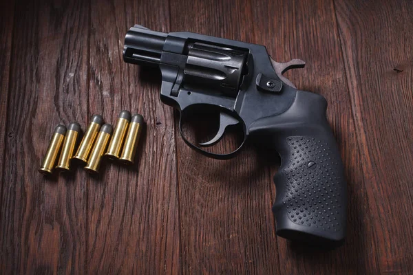 Ahşap masada yasadışı tabanca — Stok fotoğraf