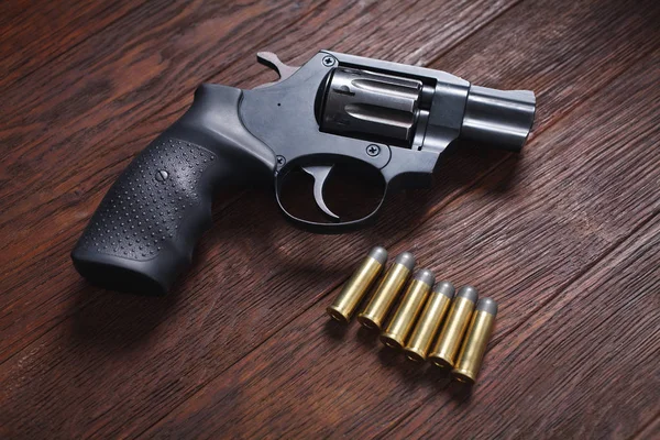 Ahşap masada yasadışı tabanca — Stok fotoğraf