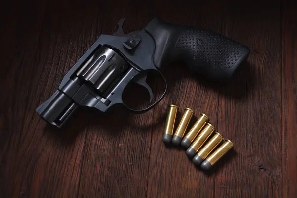 Illegale Handfeuerwaffe auf Holztisch — Stockfoto
