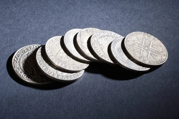Старі старовинні срібні монети на чорному тлі — стокове фото