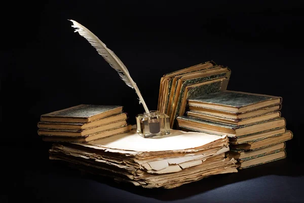 오래된 빈티지 만년필, 책과 잉크웰에 검은 색 배경 — 스톡 사진