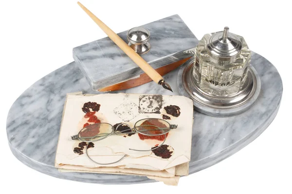 Gümüş ve cam mürekkep lezne ile sallanan mürekkep leke ile eski dolma kalem — Stok fotoğraf
