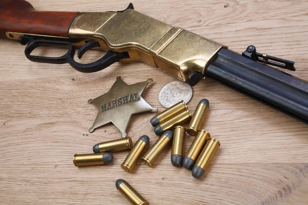 Άγρια Δύση όπλο με πυρομαχικά και σήμα μάρσαλ — Φωτογραφία Αρχείου
