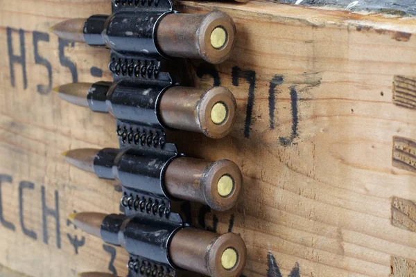Boîte de munitions de l'armée soviétique. Texte en russe - type de munitions ("5,45 PPSG" - cartouches de 5,45 mm pour fusil d'assaut AK74), numéro de lot et date de production, nombre de pièces et poids — Photo