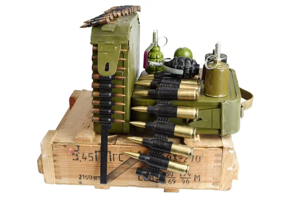 Szovjet hadsereg lőszer dobozban. Az orosz szöveg típusú lőszerek ("Ak74 Ppsg"-5, 45 mm-es patronok a géppuskát), sorozatszám és gyártási dátum, Darabszám és súly — Stock Fotó