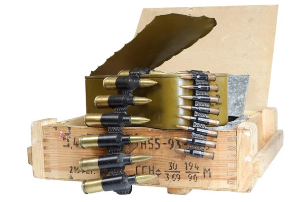 Sovětská vojenská munice. Text v ruském typu střeliva ("5, 45 Ppsg"-5, 45 mm kazety pro Ak74 pušku), číslo šarže a datum výroby, počet kusů a hmotnost — Stock fotografie