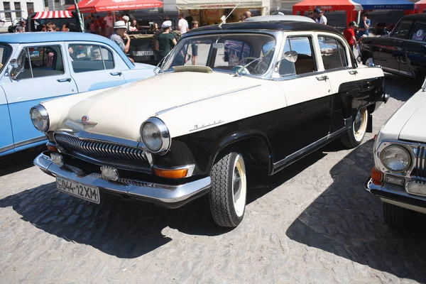 KAMYANETS-PODILSKY, UCRANIA - 9 de junio de 2018. Retro Car Festival en Kamyanets-Podilsky, Ucrania — Foto de Stock