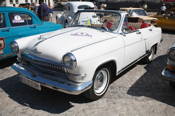 Kamyanets-podilsky, ukraine - 9. Juni 2018. retro car festival in kamyanets-podilsky, ukraine — Stockfoto