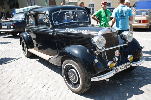 KAMYANETS-PODILSKY, UCRANIA - 9 de junio de 2018. Retro Car Festival en Kamyanets-Podilsky, Ucrania — Foto de Stock