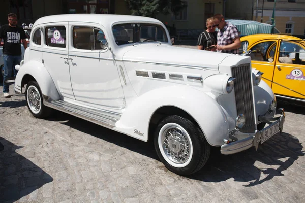 Kamyanets-Podilsky, Ukrayna-9 Haziran 2018. Retro araba Festivali Kamyanets-Podilsky, Ukrayna — Stok fotoğraf