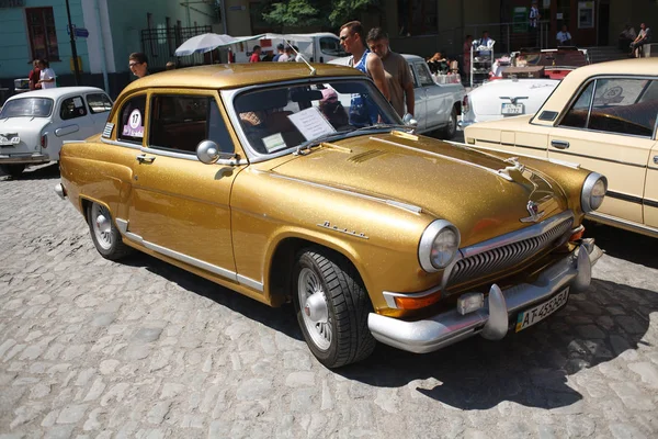 Kamyanets Podilsky、ウクライナ-2018 年 6 月 9 日。Kamyanets Podilsky、ウクライナのレトロな車祭 — ストック写真