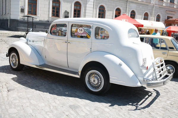 Kamyanets-podilsky, ukraine - 9. Juni 2018. retro car festival in kamyanets-podilsky, ukraine — Stockfoto