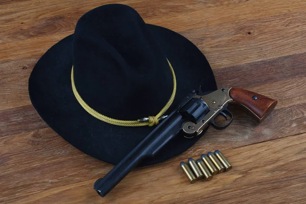 Fondo del Salvaje Oeste - .44 smith y wesson arma de un solo revólver de acción con cartuchos y sombrero negro — Foto de Stock