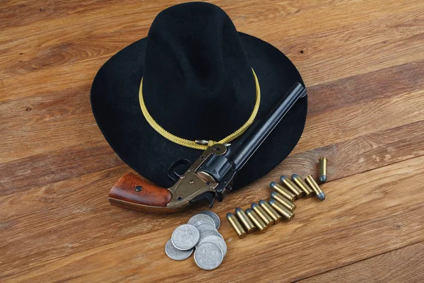 Vahşi Batı geçmişi. 44 'lük Smith ve Wesson. Şarjörlü, gümüş paralı siyah şapkalı tek tabanca. — Stok fotoğraf
