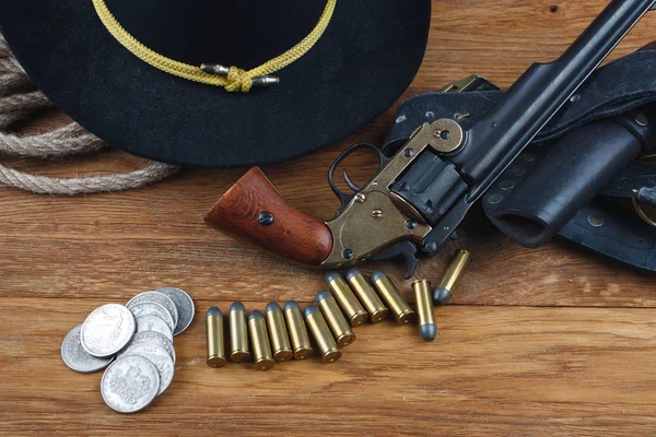 Wild West háttér - .44 kovács és wesson egyetlen akció revolver pisztoly patronok és fekete kalap ezüst dollár érmék — Stock Fotó
