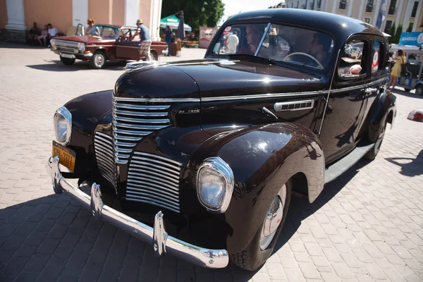 KAMYANETS-PODILSKY, UKRAINE - 8 JUIN 2019. Festival de voitures rétro à Kamyanets-Podilsky, Ukraine — Photo