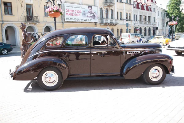 KAMYANETS-PODILSKY, UCRÂNIA - JUNHO 8, 2019. Retro Car Festival em Kamyanets-Podilsky, Ucrânia — Fotografia de Stock