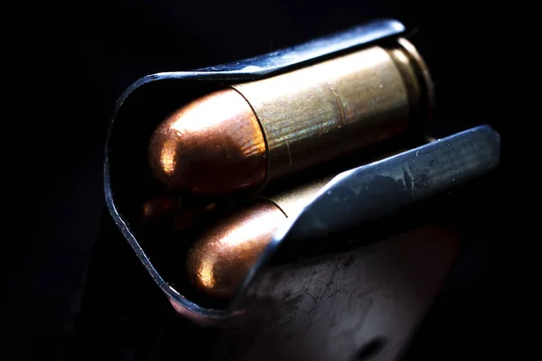 .45 kaliber géppisztoly pisztoly patronok rovatban magazin — Stock Fotó