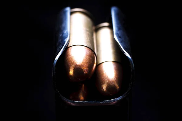 .Cartuchos de metralleta calibre 45 en cargador de caja — Foto de Stock