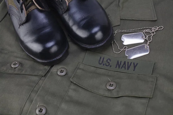 Ruban adhésif U.S. Navy Branch avec étiquettes de chien sur uniforme vert olive — Photo