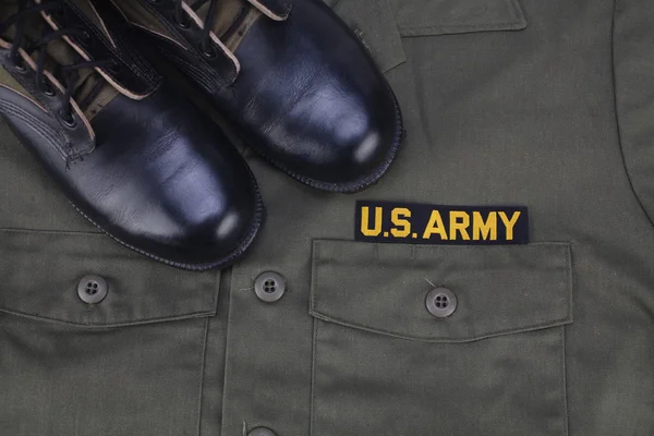 US-Armee olivgrüne Uniform mit Stiefeln — Stockfoto