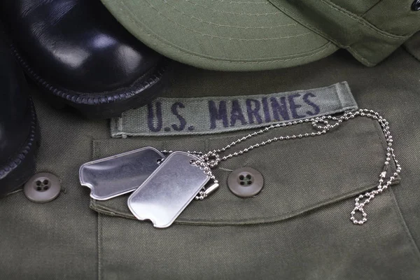 올리브 그린 유니폼에 개 태그와 부츠가있는 미국 해병대 테이프 — 스톡 사진