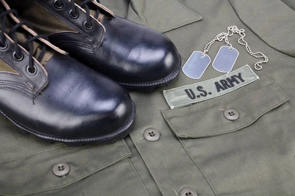 Páska americké armády se psy a boty na olivově zelené uniformě — Stock fotografie