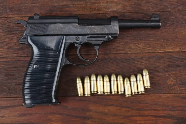 Andra världskrigets nazistiska tyska Armépistol med ammunition — Stockfoto