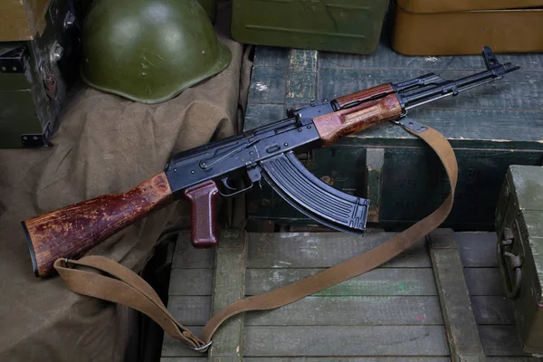 Kalashnikov AK 47 dengan amunisi di latar belakang kotak tentara — Stok Foto