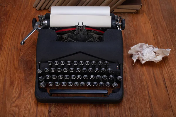 Alte Retro-Vintage-Schreibmaschine mit Papier auf Holzplatte — Stockfoto