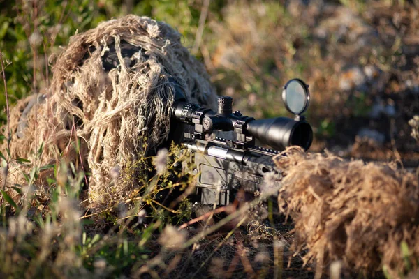 Sniper Ghillie Obleku Přesnou Puškou Optickým Zaměřovačem Bojové Pozici Horách — Stock fotografie