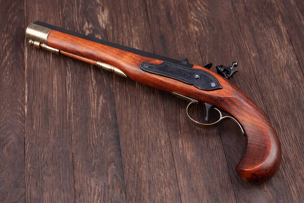 木制桌子上的老式复古霰弹枪 — 图库照片