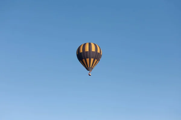 朝の空のカラフルな熱気球 — ストック写真