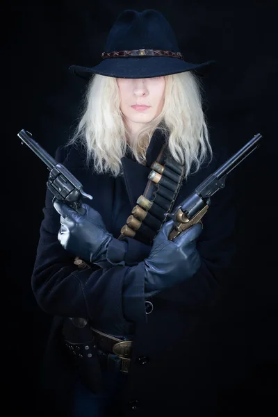 Wild West Blond Flicka Bär Svart Hatt Med Revolvrar Svart — Stockfoto