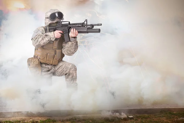 Yhdysvaltain Army Sotilas Ampuu Carbine — kuvapankkivalokuva